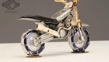 saya terus fokus untuk menghasilkan karya yang lebih rumit karena karya seni saya terus berkembang, tutupnya. (Foto: Instagram/watchpartsmotorcycles)