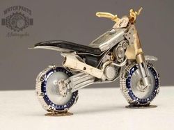 Sulap Sampah Arloji Jadi Miniatur Keren