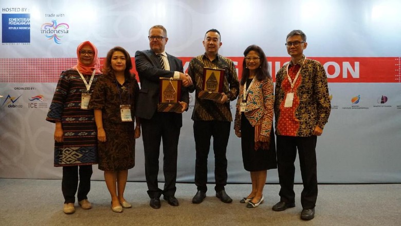 Pengusaha Indonesia dan Italia Teken Kontrak Dagang Senilai US$ 60 Juta Pengusaha Indonesia dan Italia Teken Kontrak Dagang Senilai US$ 60 Juta