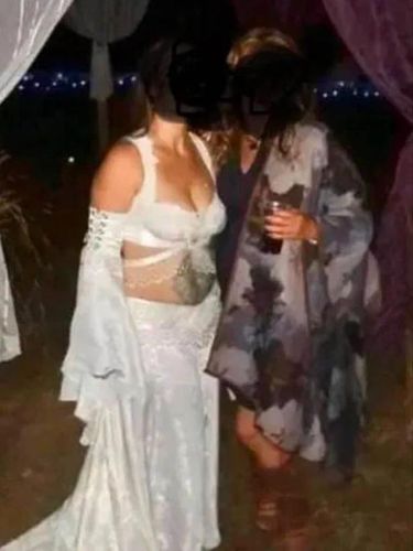 Pamer Dada & Perut di Pernikahan, Pengantin Dikritik Seperti Penari Striptis