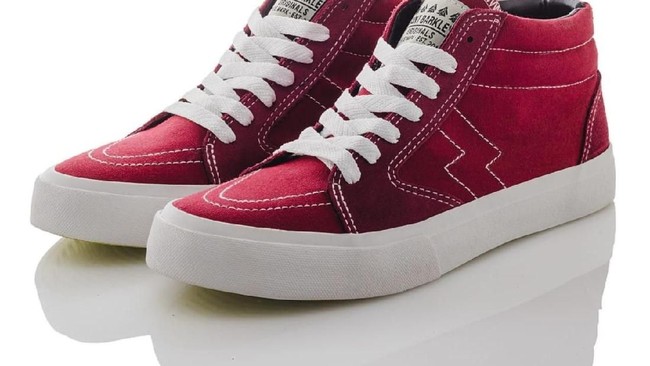 Dari Jokowi hingga Sandiaga Bikin Sneakers Lokal Booming