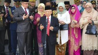 Momen Maruf Amin saat menyapa para awak media di kediamannya di Jakarta, Minggu (20/10/2019).