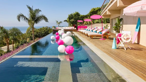 Kolam renang dengan pemandangan indah yang ditawarkan rumah Barbie di Malibu ini. (Foto: Dok. AirBnB)