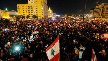 Ribuan demonstran itu menuntut pemerintah untuk lengser karena dianggap tidak becus mengurus ekonomi dan disebut-sebut sebagai aksi terbesar di Lebanon sejak tahun 2015. Foto: Reuters