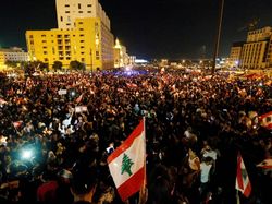 Demo Besar-besaran Gegara Pakai WhatsApp Harus Bayar