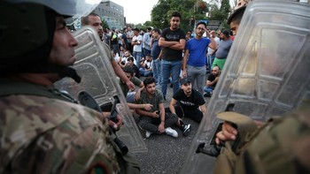 Pemberlakuan pajak WhatsApp pun menuai protes keras. Bahkan demonstran di banyak tempat memblokir jalanan, membakar ban dan bentrok dengan aparat hingga gas air mata pun dilepaskan. Foto: Reuters