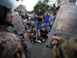 Demo Besar-besaran Gegara Pakai WhatsApp Harus Bayar