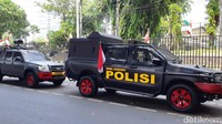 Ada juga beberapa mobil pengangkut satuan Brimob lainnya dengan merek dari Toyota Hilux dan Ford. Foto: Ridwan Arifin