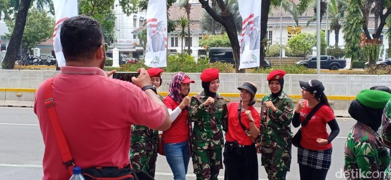 Wanita TNI Jadi Sasaran Foto Bareng Relawan Jokowi di Depan Istana Wanita TNI Jadi Sasaran Foto Bareng Relawan Jokowi di Depan Istana