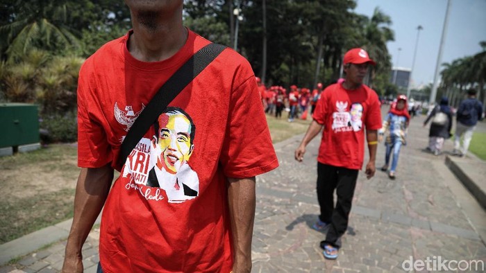 Sejumlah relawan Jokowi mulai memenuhi kawasan Monas, Jakarta, Minggu (20/19/2019). Mereka tampil kompak dengan busana yang dikenakan.