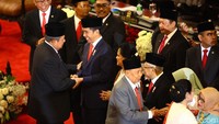 Selanjutnya ada SBY yang juga memberikan ucapan selamat kepada Jokowi-Maruf.