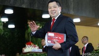 Hary Tanoe menyapa para wartawan.