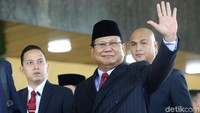 Prabowo terlihat menyapa para awak media saat berjalan di karpet merah pelantikan presiden di DPR.