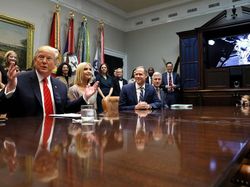 Melihat Spacewalk Bersejarah Dua Astronaut Wanita