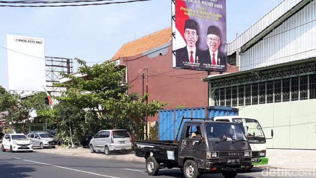 Baliho ucapan selamat atas pelantikan Jokowi-Ma'ruf. 