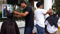 Pantauan detikcom, di sekitar Titik Nol Kilometer Yogyakarta tampak dua tukang cukur tengah sibuk memangkas rambut warga. Tampak pula ada warga yang mencukur habis rambutnya dan ada pula yang hanya merapikan tatanan rambutnya di lokasi tersebut.