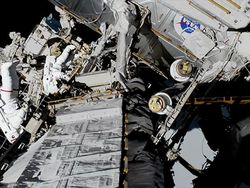 Melihat Spacewalk Bersejarah Dua Astronaut Wanita