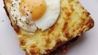 Sunny side up atau telur mata sapi jadi jodoh pas buat roti panggang bertopping keju leleh. Foto Instagram @theearlybirdbakery