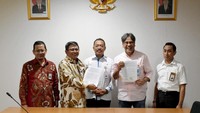 Ia juga menambahkan kalau Timah dan Inuki akan mengoptimalkan pemanfaatan bahan milik Timah agar bisa meningkatkan nilai lebih dalam rangka sinergi BUMN. Kedua pihak sama-sama sudah menjelaskan posisi mereka sejak awal. Bahwa PT Timah adalah perseroan terbatas terbuka yang bergerak dalam bidang pertambangan. Dan, bahwa Inuki adalah badan usaha milik negara yang bergerak di bidang produksi radioisotop dan radiofarmaka, elemen bakar nuklir, instrumentasi nuklir serta jasa rekayasa nuklir dan aplikasi Teknik nuklir yang berpotensi dapat menggunakan bahan milik Timah. Foto: dok. Timah