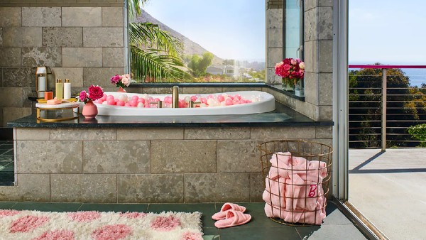 Berendam di bak mandi sambil langsung menatapi pemandangan indah yang terhampar di depan mata. (Foto: Dok. AirBnB) Berendam di bak mandi sambil langsung menatapi pemandangan indah yang terhampar di depan mata. (Foto: Dok. AirBnB)
