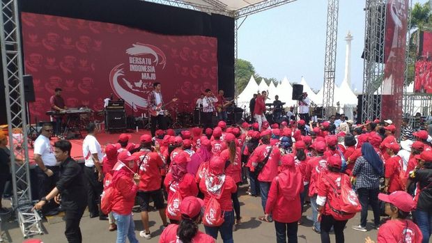 Relawan ikut bernyanyi bersama RAN.