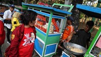 Terlihat, ada sekitar 80 pedagang yang berjualan di atas trotoar depan kantor RRI hingga kantor Kemenkominfo.