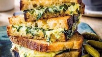 Biar lebih segar dan tambah nutrisi, roti panggang bisa dipady keju dan sayuran. Sawi, bayam atau brokoli bisa jadi pilihan. Foto Instagram @olivemagazine