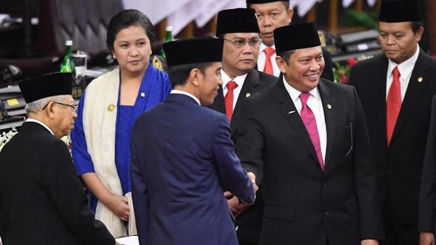 Jokowi usai menandatangani berita acara pelantikan Presiden RI periode 2019-2024. (