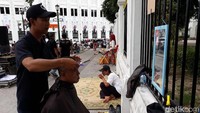 Warga lainnya yang ikut cukur gratis, Aga Tonika (45) mengatakan, bahwa alasannya untuk mengikuti acara cukur gratis ini sebagai buah hasil perjuangan memenangkan kembali Jokowi sebagai Presiden RI. Bahkan, ia memilih untuk mencukur habis rambutnya.