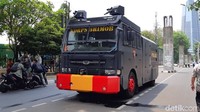 Pantauan detikcom di lokasi, terdapat 4 unit kendaraan taktis seperti dua unit water canon, dua unit baraccuda. Foto: Ridwan Arifin