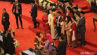 Beberapa dari mereka melakukan sesi foto bersama.