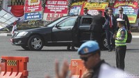 Mobil Jokowi berhenti, sang presiden kemudian turun berjalan kaki mendekati massa pendukungnya.