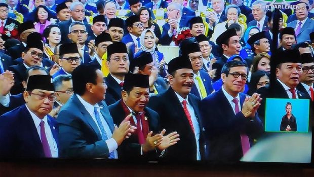 Sambutan Hangat MPR untuk JK Saat Pelantikan Jokowi-Ma'ruf