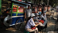 Pantauan detikcom, Minggu (20/10/2019), di Jalan Merdeka Barat, ada banyak gerobak pedagang di trotoar.
