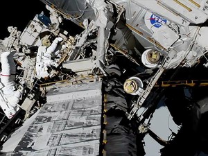 Sejarah! Dua Astronaut Wanita Berjalan Bareng di Antariksa