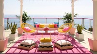 Di sini kamu bisa bersantai dengan para Barbie, eh para teman-teman. Ehem, mungkin ada Ken juga yang akan mampir? (Foto: Dok. AirBnB)