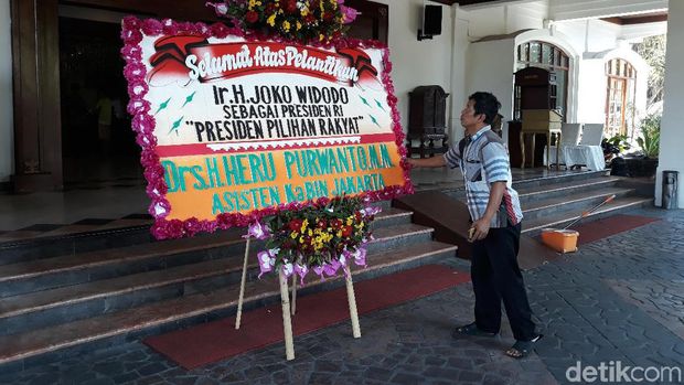 Lengang, Tak Ada Karangan Bunga Berjajar di Kediaman Jokowi di Solo