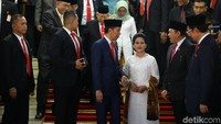 Jokowi terlihat meninggalkan kompleks Gedung DPR/MPR pukul 17.40 WIB, Minggu (20/10/2019).