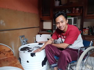 Di Atas Kursi Roda, Pemuda Padalarang Sulap Limbah Drum Jadi Furnitur