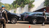 Setibanya, mobil dinas tersebut langsung diparkirkan di lahan parkir dengan tanda Cawapres. Kemudian sekitar pukul 14.17 WIB, mobil dinas Mercedes-Benz JK juga tiba di lahan parkir dengan tanda RI 2. Kedua mobil dinas tersebut diparkirkan bersebelahan.