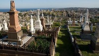Pemakaman Waverly di Sydney, Australia. Pemakaman dengan pemandangan pantai yang indah ini pernah muncul sebagai latar di film The Great Gatsby. Di sini tokoh yang memberi nama Australia dimakamkan yaitu Henry Lawson dan Dorothea Mackellar (iStock)