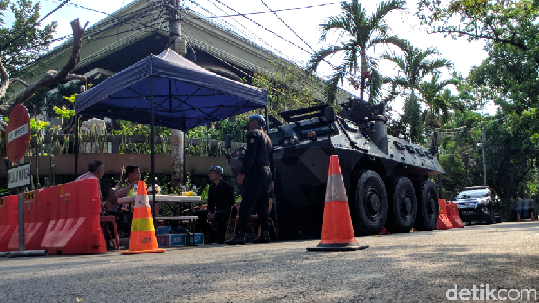 Rumah Maruf Amin Dijaga Ketat Jelang Pelantikan, Panser Anoa Siaga Rumah Maruf Amin Dijaga Ketat Jelang Pelantikan, Panser Anoa Siaga