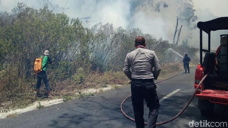Cegah Kebakaran di Kawah Ijen Meluas, Pembasahan Terus Dilakukan