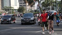 Walaupun begitu beberapa warga tetap terlihat masih melakukan aktivitas olahraga.