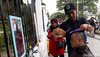 Rusmanto mengaku tidak mematok target jumlah orang yang bisa mendapat layanannya secara gratis hari ini. Menurutnya, semua itu sebagai rasa suka cita dalam menyambut pelantikan Presiden dan Wakil Presiden RI.