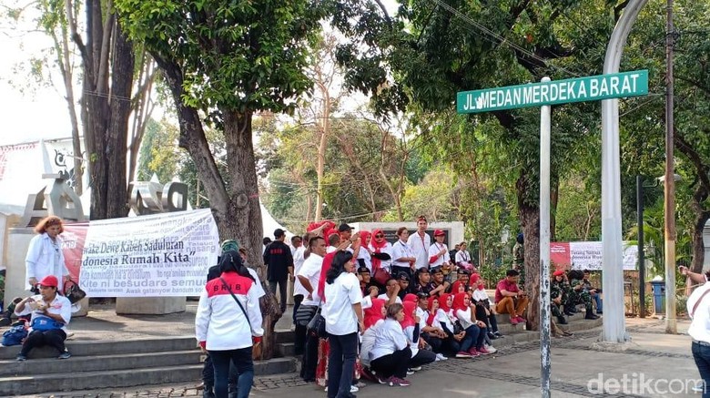 Relawan Jokowi Kumpul di Depan Istana, Polisi Imbau Jaga Ketertiban Relawan Jokowi Kumpul di Depan Istana, Polisi Imbau Jaga Ketertiban