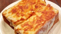Buat pencinta keju, bisa dipadukan sekaligus dua keju. Keju mozzarella dan keju smoked cheddar. Gurihnya mantap. Foto Instagram @hikari_imaizumi