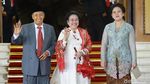 Ekspresi Jokowi di Karpet Merah Pelantikan Presiden di DPR