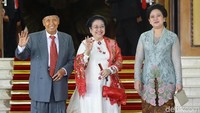 Di karpet merah, mereka terlihat semringah saat menyapa wartawan.