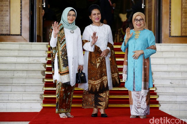 Gaya Iriana kali ini senada dengan busana pilihan Istri Maruf Amin, Wury Estu Handayani yang datang dengan kabaya putih. Bedanya, Wury memakai kebaya model kartini. Foto: Grandyos Zafna